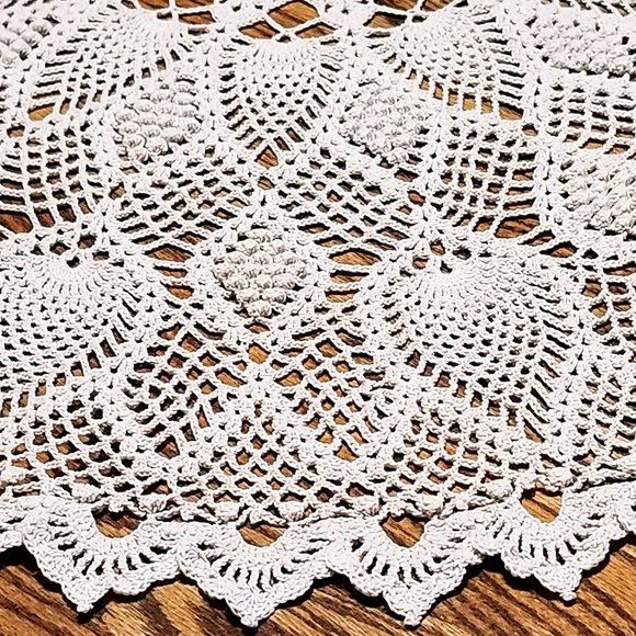 New Hand Crafted Diamond Puff & Pineapple 32 1/2" Natural Color Doily - Picture 4 of 5